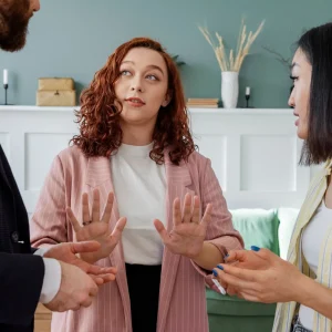 grupo-de-personas-conversando